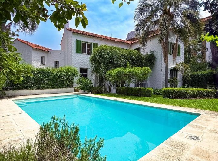 Casa en Venta en San Isidro, 3 Plantas Con Gran Jardín, Pileta y Cochera 2