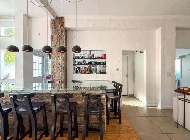Foto de Casa en Venta de 2 Plantas en La Lucila, Con Patio y Pileta, imagen 3