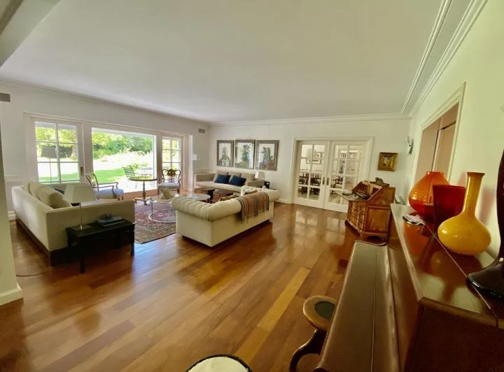 Foto de Espectacular Casa de Estilo Francés en Venta Con Jardín y Pileta - Acassuso, imagen 2