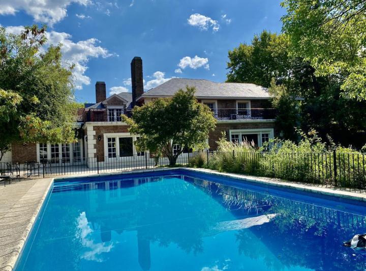 Espectacular Casa de Estilo Francés en Venta Con Jardín y Pileta - Acassuso