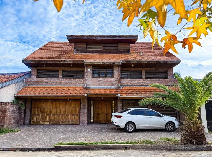 Casa en Venta de 2 Plantas, Con Jardín, Pileta y Cochera Para 2 Autos - Martínez, San Isidro