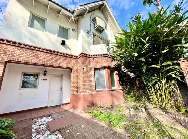 Casa en Alquiler, Tipo Dúplex de 3 Plantas, Con Jardín, Balcón y Cochera en San Isidro 1