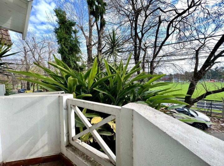 Casa en Alquiler, Tipo Dúplex de 3 Plantas, Con Jardín, Balcón y Cochera en San Isidro 5