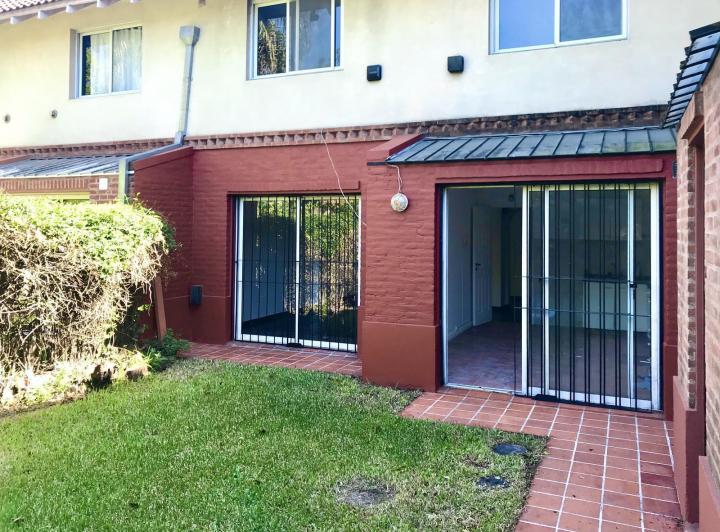 Casa en Alquiler, Tipo Dúplex de 3 Plantas, Con Jardín, Balcón y Cochera en San Isidro 2