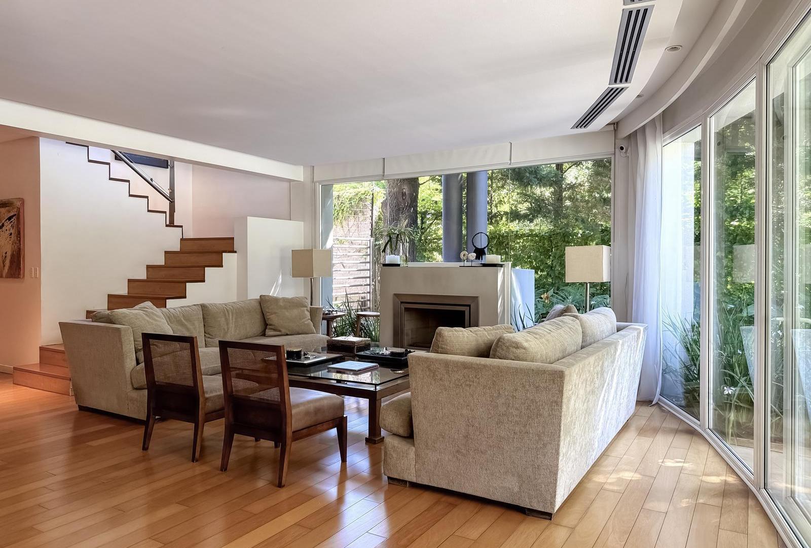 Foto de Moderna Casa en Venta, 3 Plantas, Jardín, Pileta y Cochera - Acassuso, imagen 3