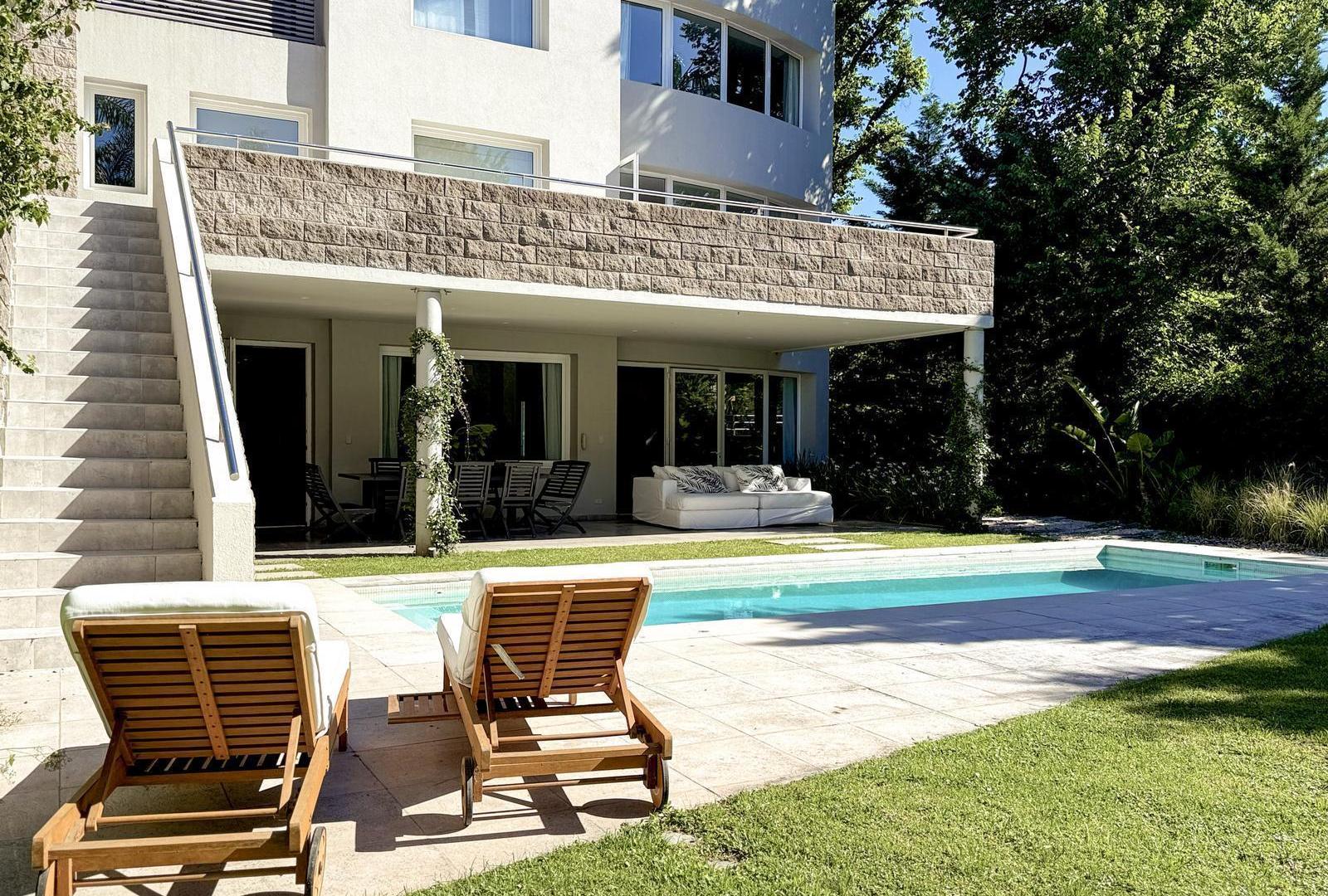 Moderna Casa en Venta, 3 Plantas, Jardín, Pileta y Cochera - Acassuso, San Isidro
