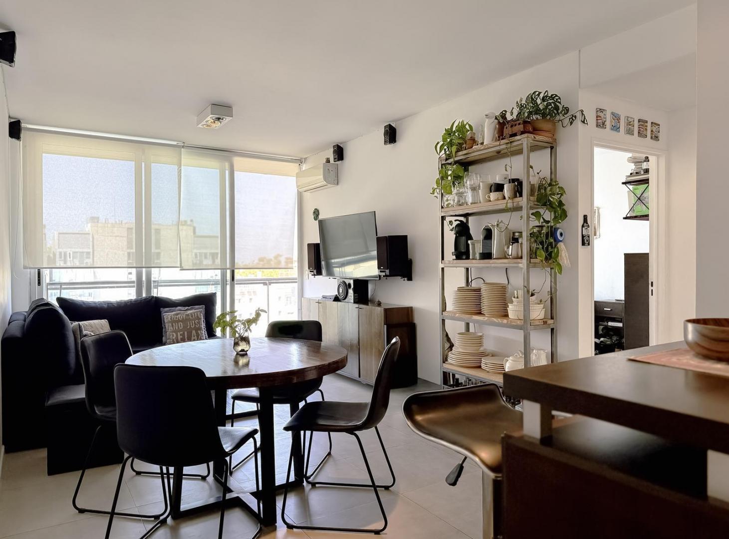 Departamento en Venta, 2 Ambientes, Balcón Con Vista Abierta y Cochera - Olivos