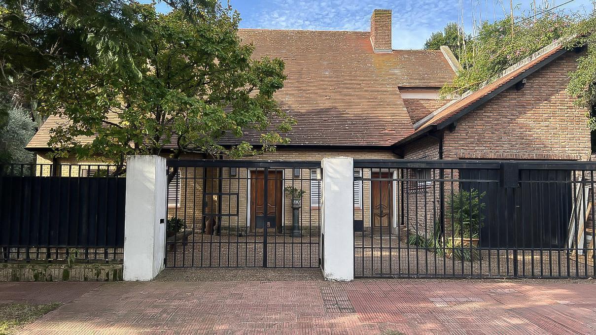 Casa en Venta Sobre Lote de 1.224 m² ubicado en Martínez, San Isidro - Jardín y Pileta