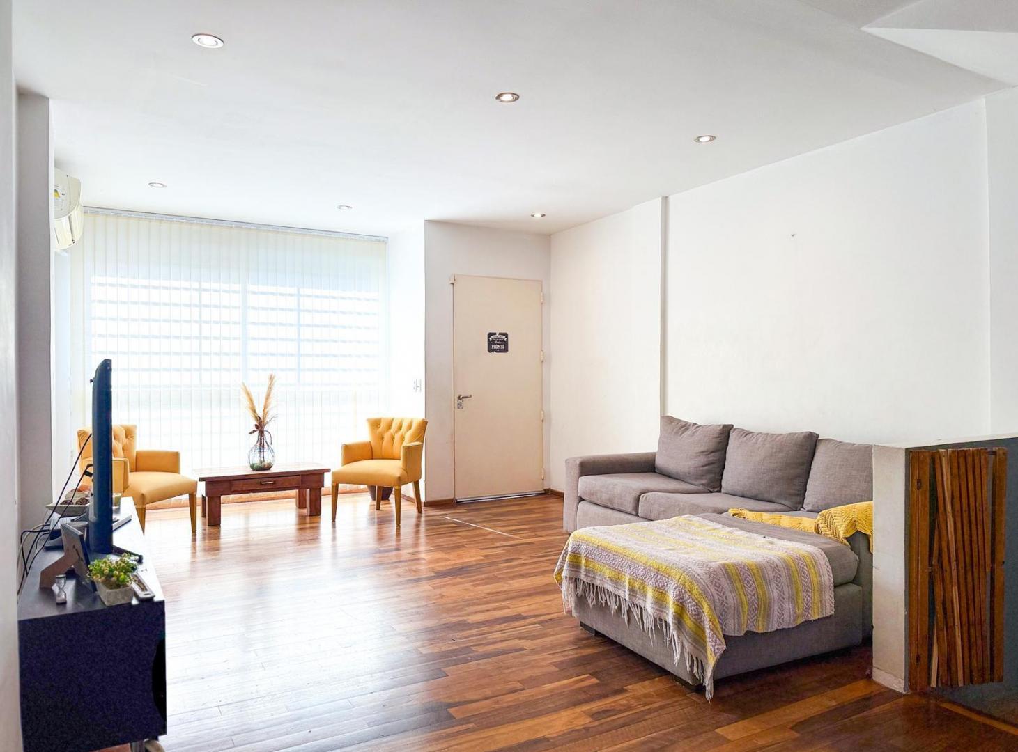 Casa en Venta, 4 Plantas, Con Jardín y Cochera - Olivos, Vicente López