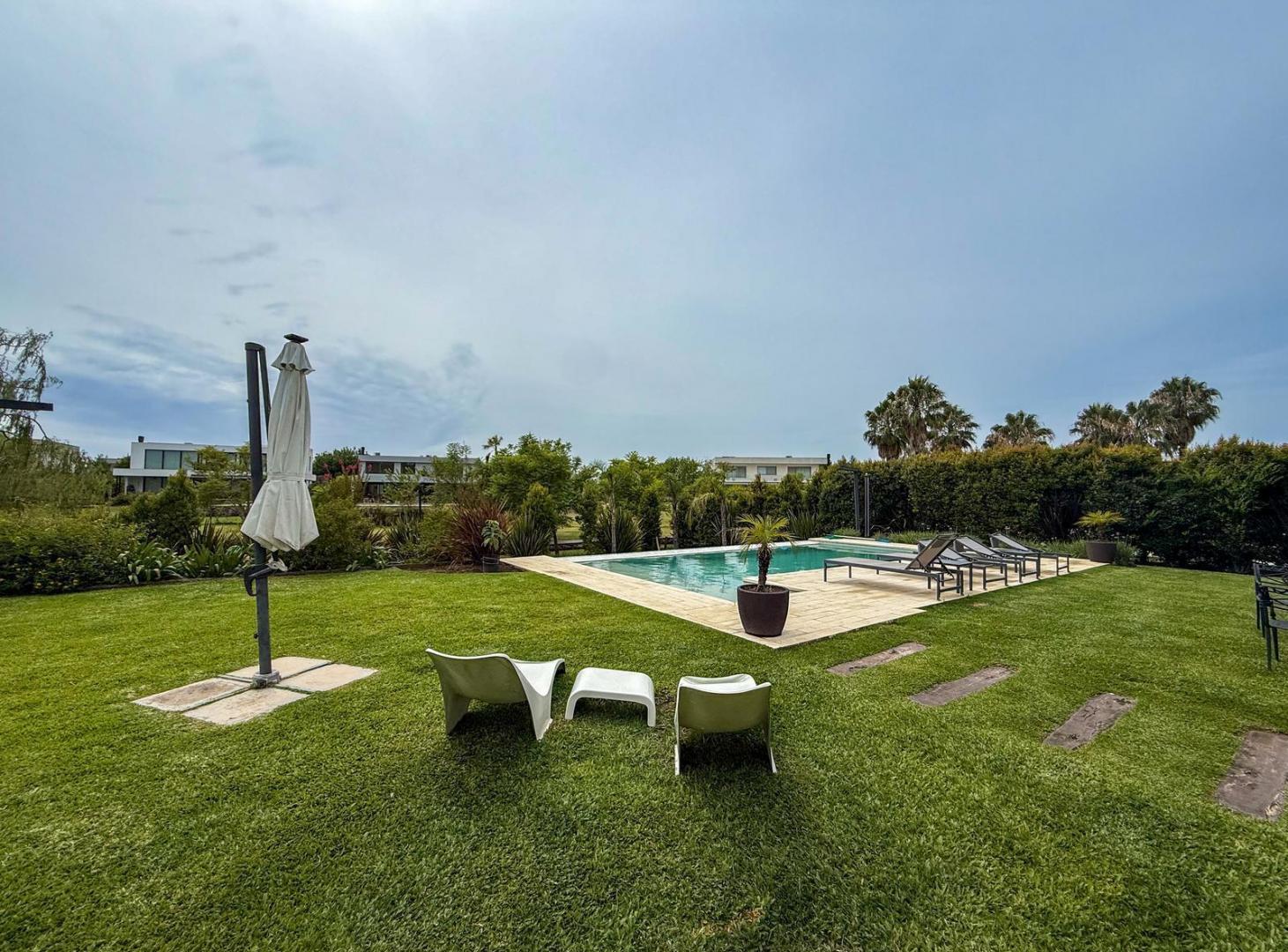 Foto de Casa en Venta de 2 Plantas Con Jardín, Barrio Albanueva, Rincón de, imagen 2
