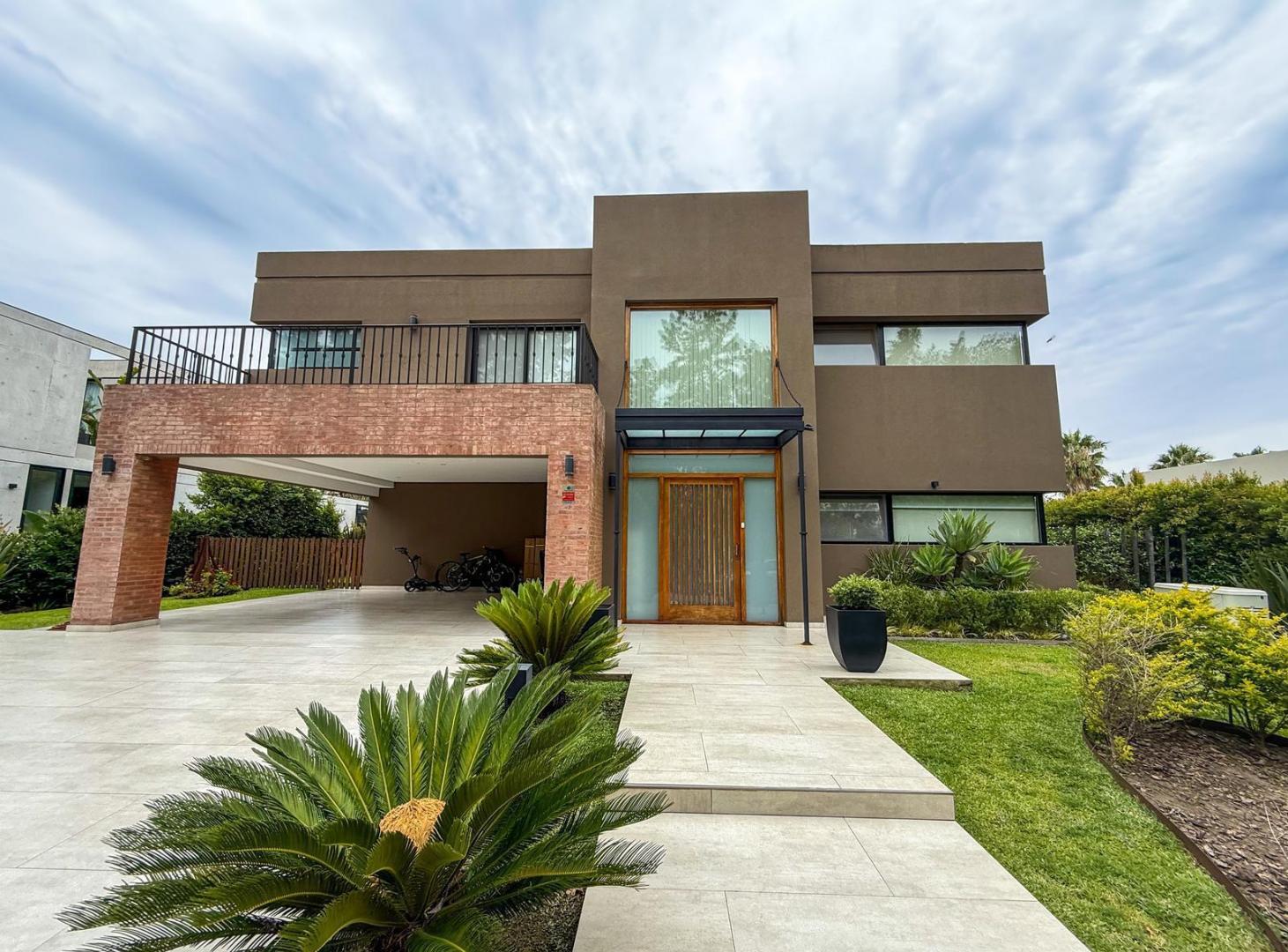 Foto de Casa en Venta de 2 Plantas Con Jardín, Barrio Albanueva, Rincón de, imagen 1