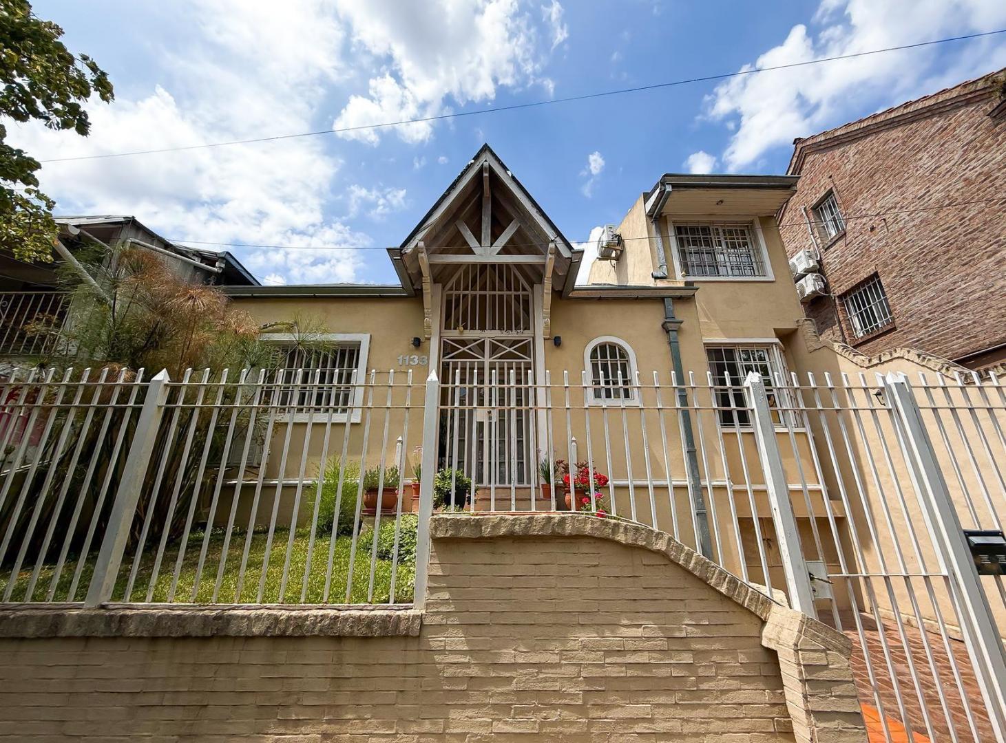 Casa en Venta, 2 Plantas, Jardín y Pileta - San Isidro