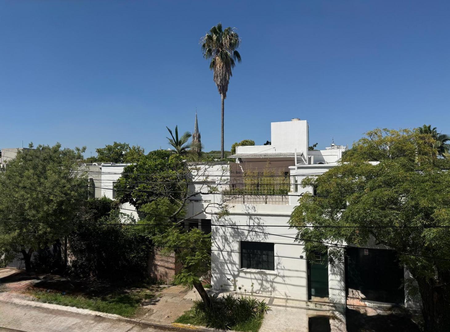 Local en Venta de 3 Plantas, con Patio - San Isidro
