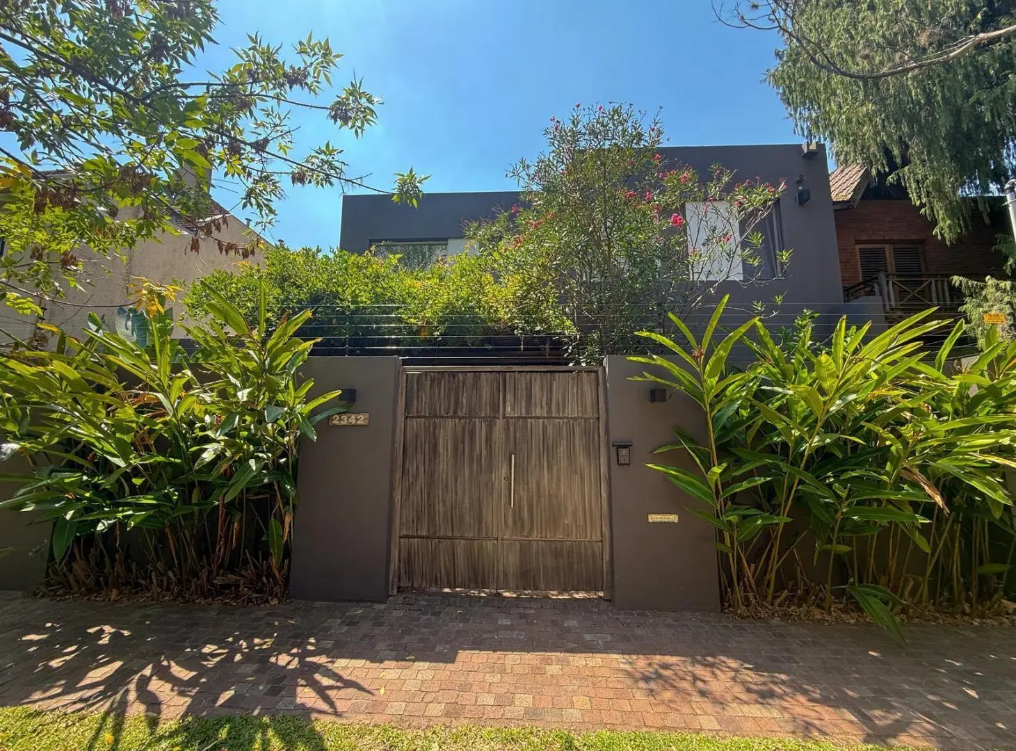 Casa en Venta, 2 Plantas, Con Jardín - Martínez, San Isidro 2