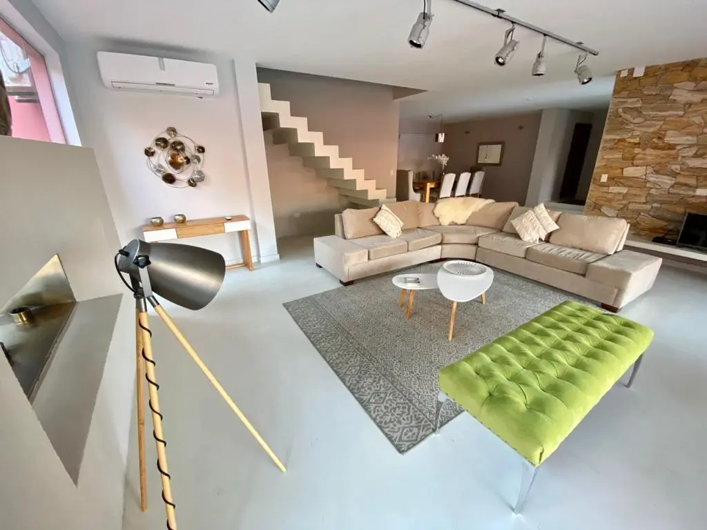 Casa en Alquiler, Con Jardín y Pileta - Acassuso 2