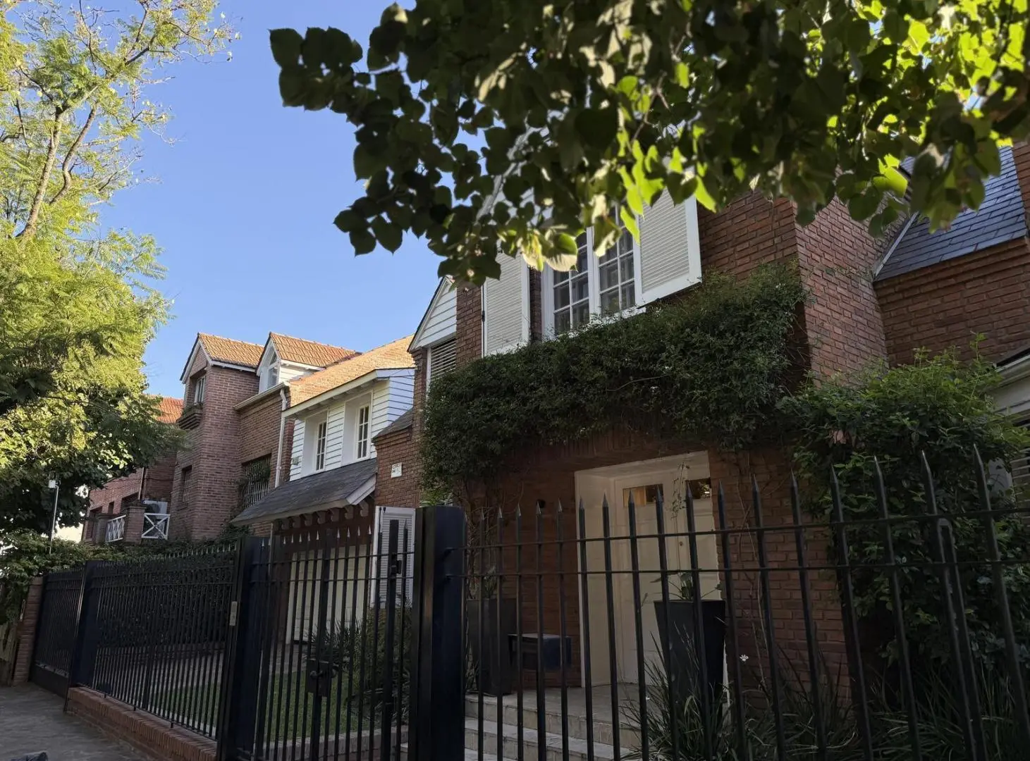 Casa en Alquiler de 2 Plantas, Con Jardín, Pileta y Garage - Martínez, San Isidro 3