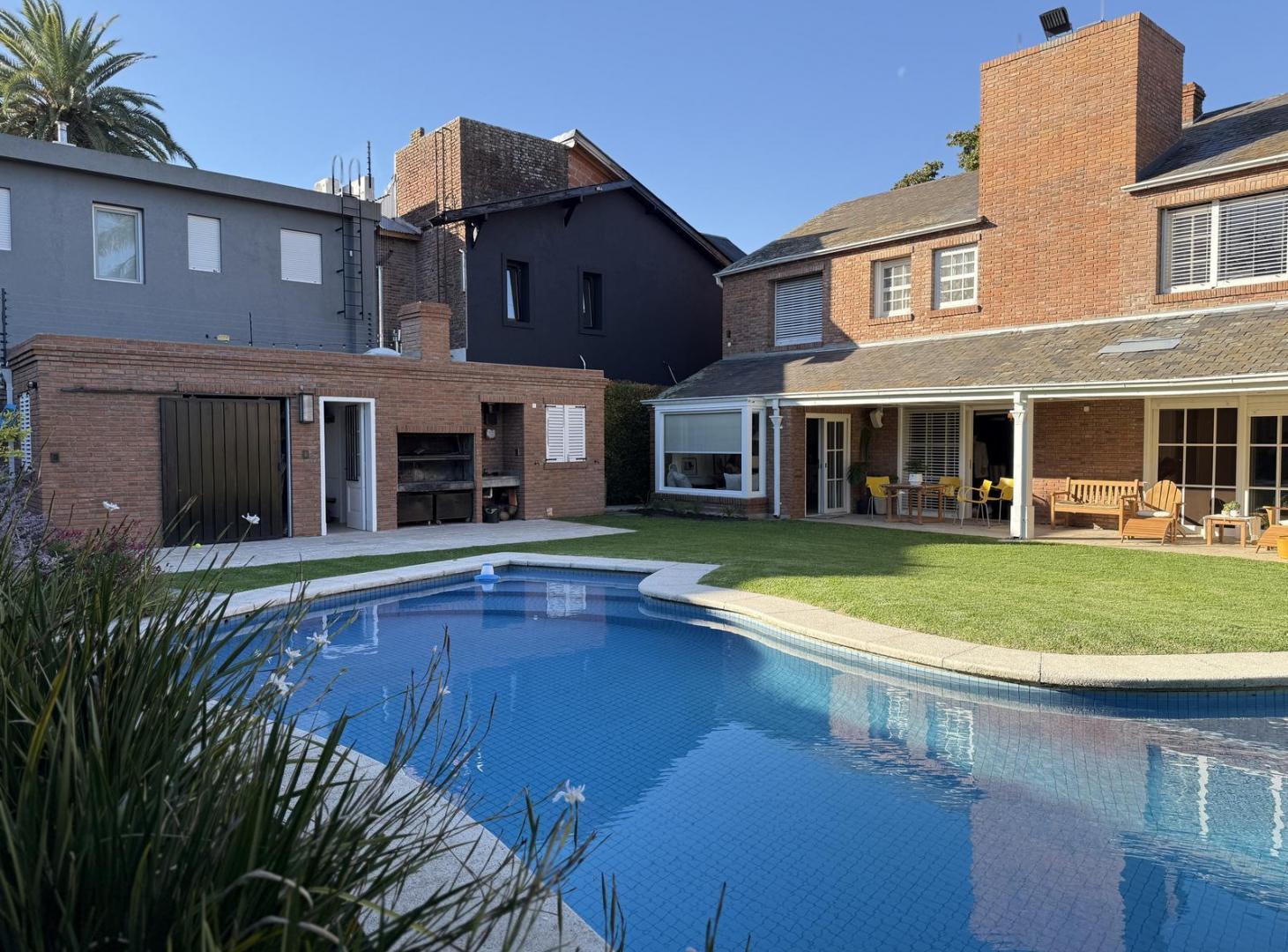 Casa en Alquiler de 2 Plantas, Con Jardín, Pileta y Garage - Martínez, San Isidro