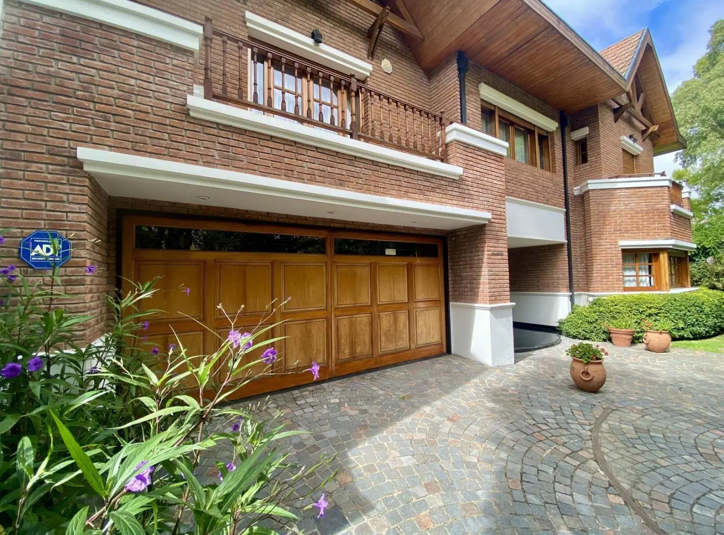 Casa en Venta de 2 Plantas, Con Jardín y Pileta -  Martínez, San Isidro 2