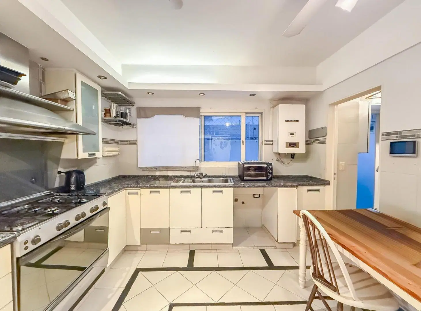 Departamento en Alquiler de 4 Ambientes, Con Balcón - La Lucila 2