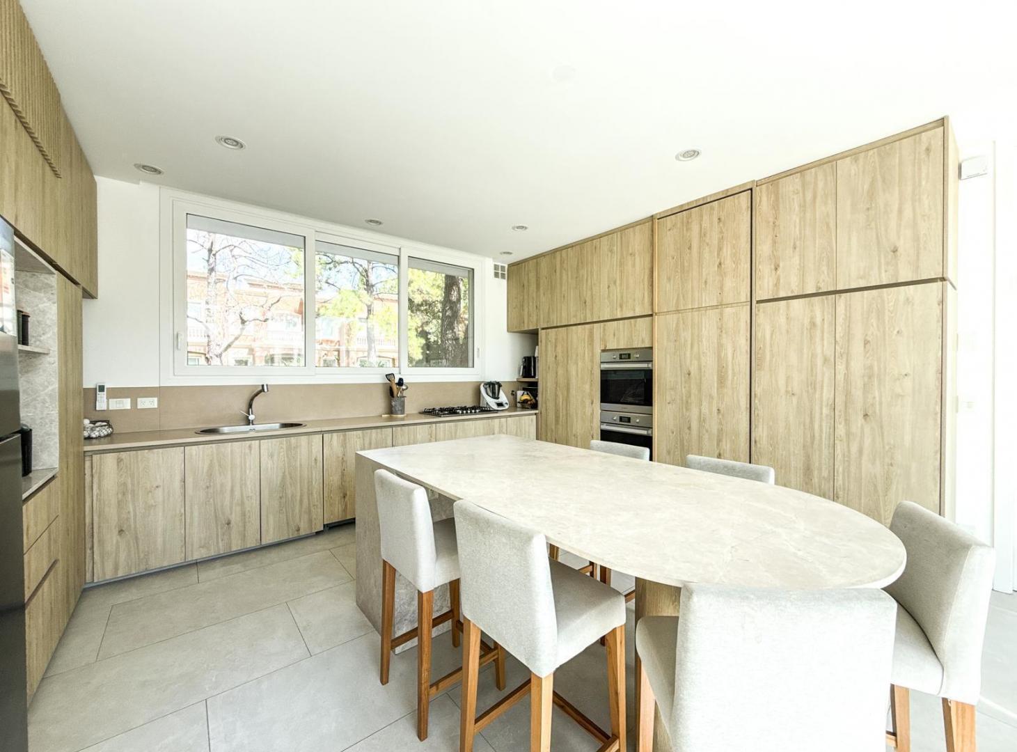 Foto de Casa en Venta de 2 Plantas, Con Pileta, Jardín y Parrilla - Mayling, imagen 3