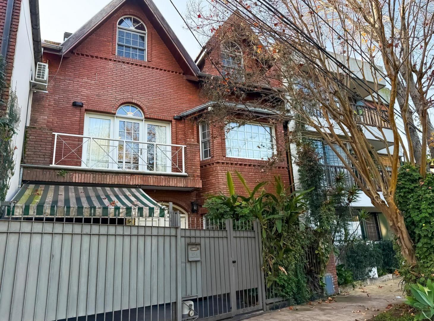 Casa en Venta, Con Jardín, Pileta y Cochera - La Lucila, Vicente López