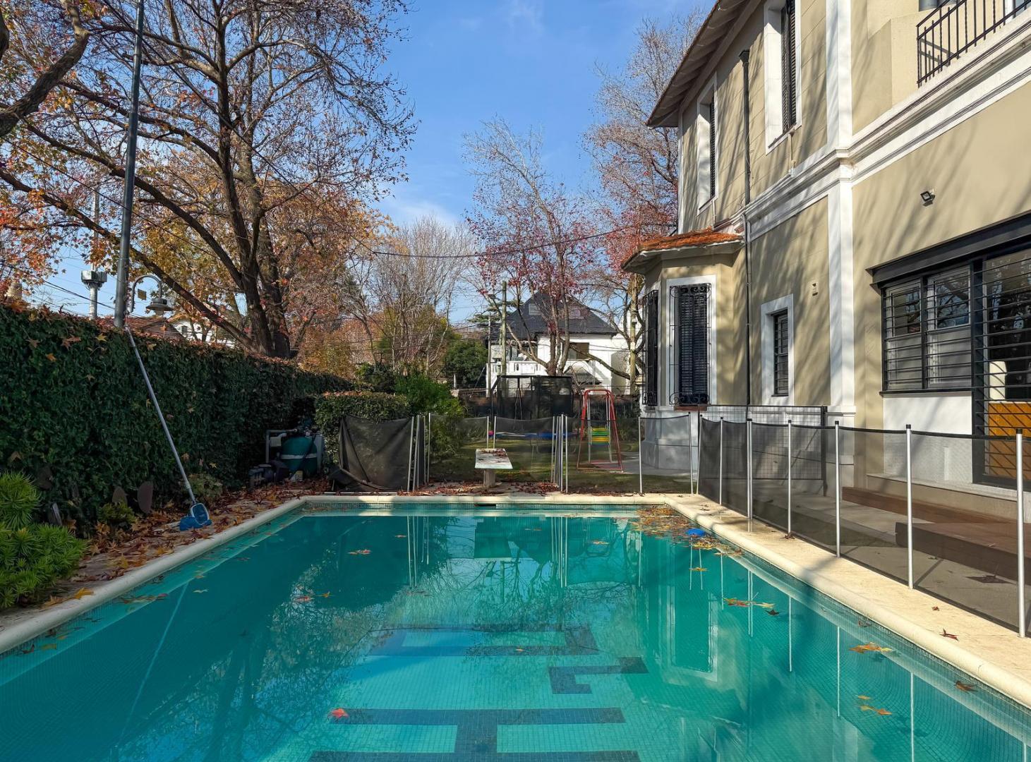 Casa en Venta, Con Jardín, Pileta y Cochera para dos autos - Olivos, Vicente López