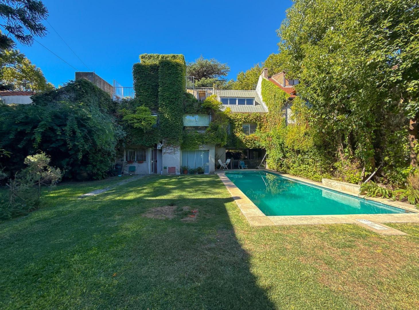 Casa en Venta, 3 Plantas, Con Jardín y Pileta - Martínez