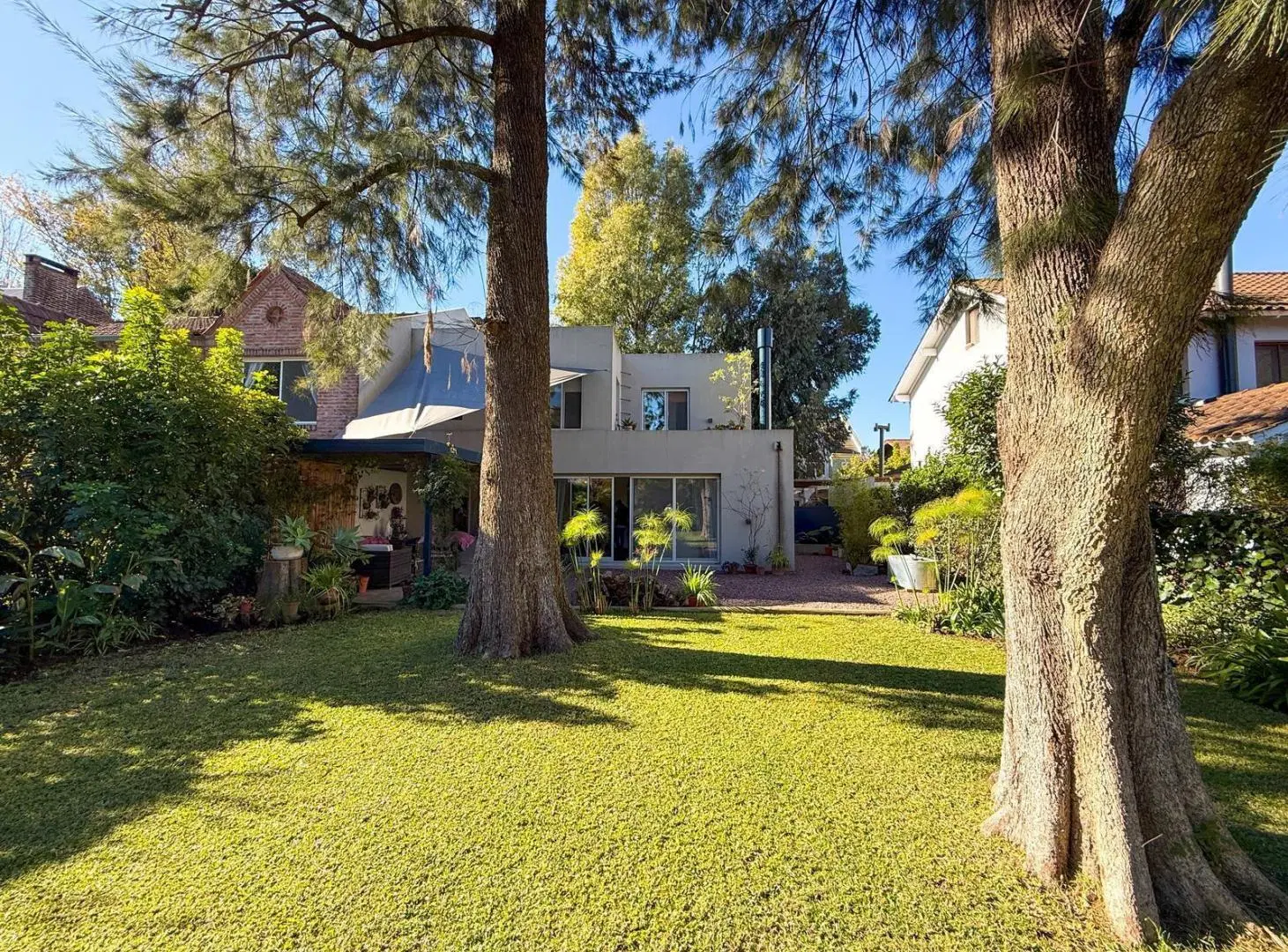 Casa en Venta, 2 Plantas, Con Jardín y Cochera - Las Chacras, Victoria 3