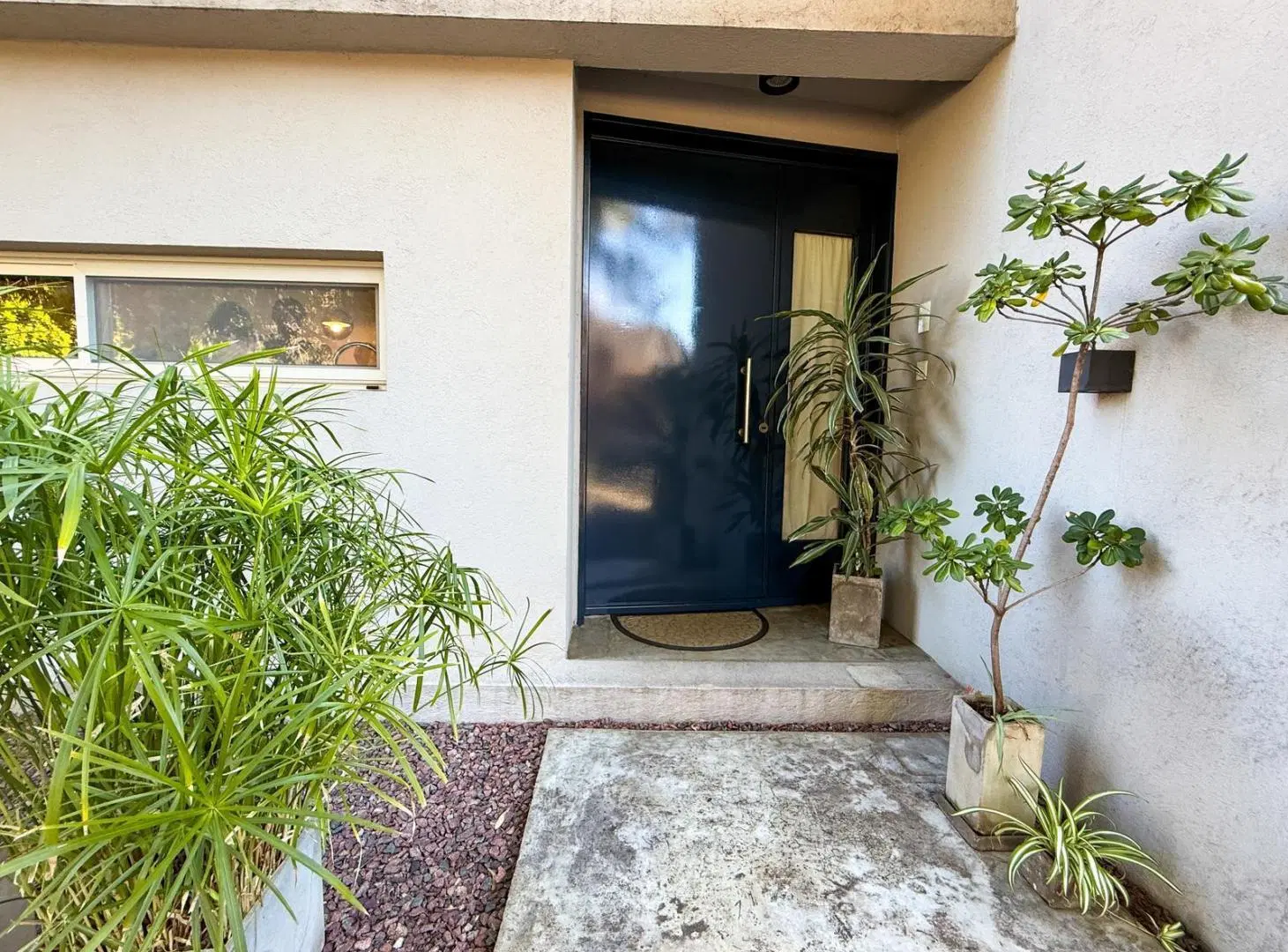 Casa en Venta, 2 Plantas, Con Jardín y Cochera - Las Chacras, Victoria 1