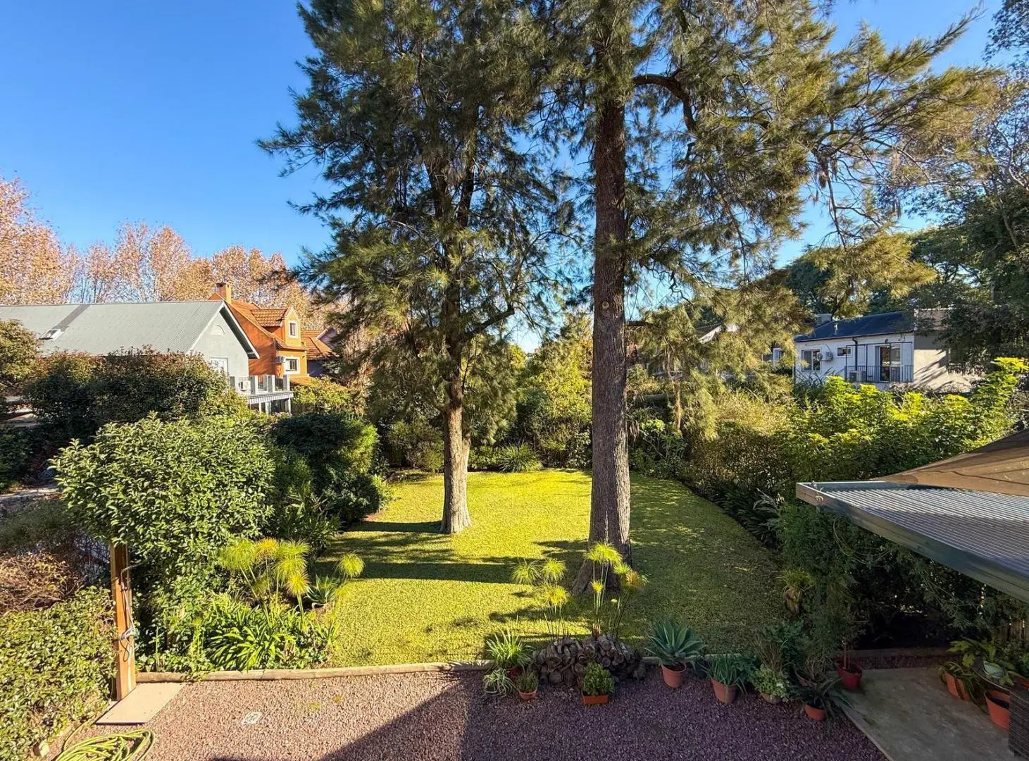 Casa en Venta, 2 Plantas, Con Jardín y Cochera - Las Chacras, Victoria 8
