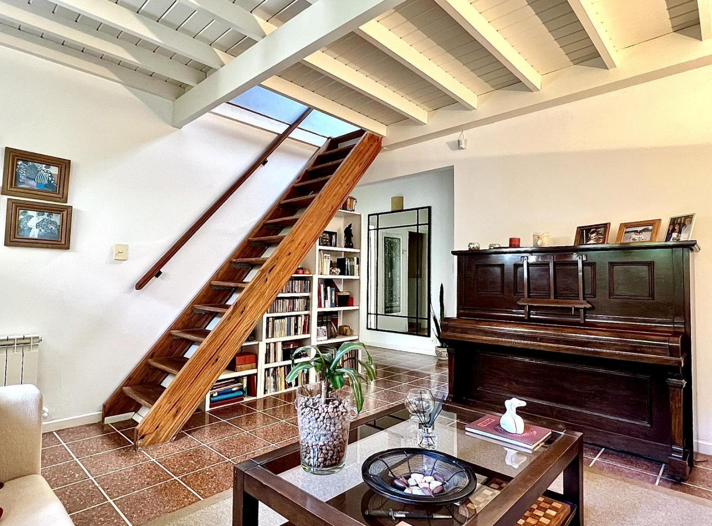 Foto de Casa en Venta de 2 Plantas con Gran Playroom y Jardín - Vicente López, imagen 3