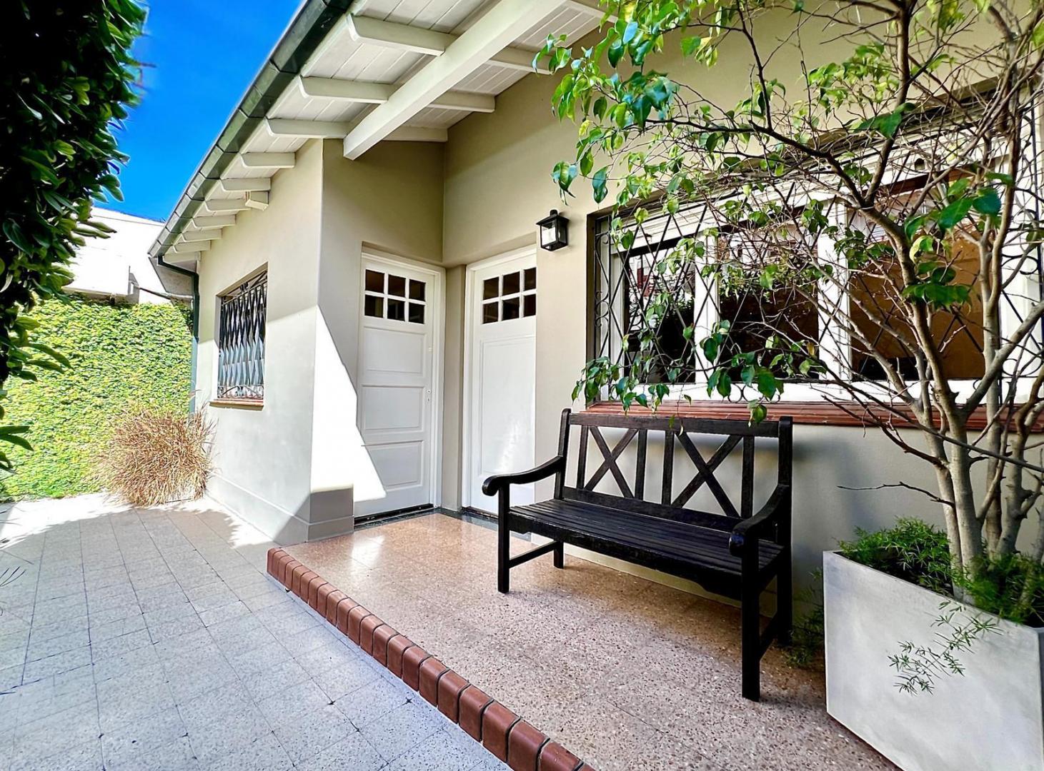 Foto de Casa en Venta de 2 Plantas con Gran Playroom y Jardín - Vicente López, imagen 2