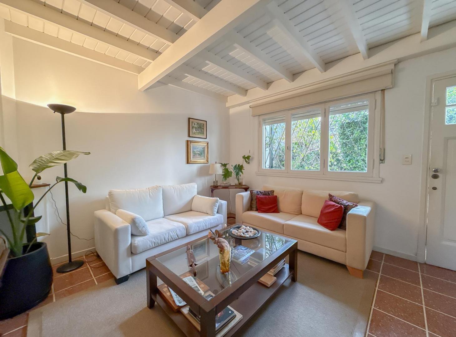 Foto de Casa en Venta de 2 Plantas con Gran Playroom y Jardín - Vicente López, imagen 1