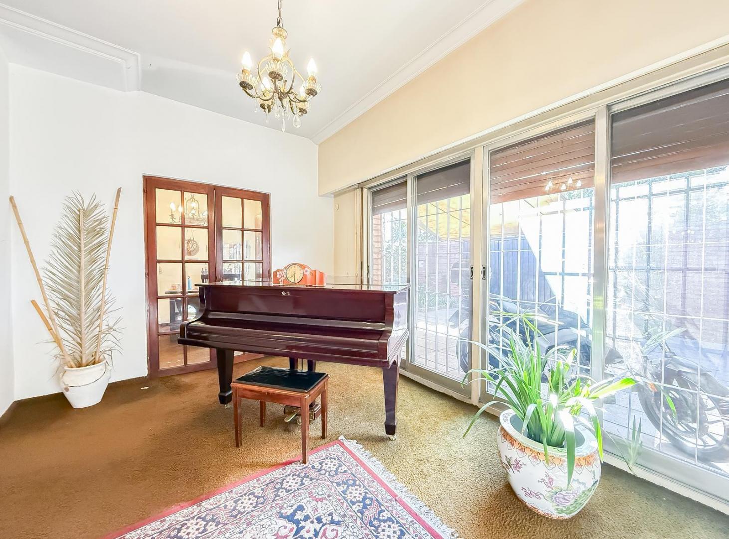 Foto de Casa en Venta de 2 Plantas, Con Jardín y Cochera - Martínez, San Isidro, imagen 2