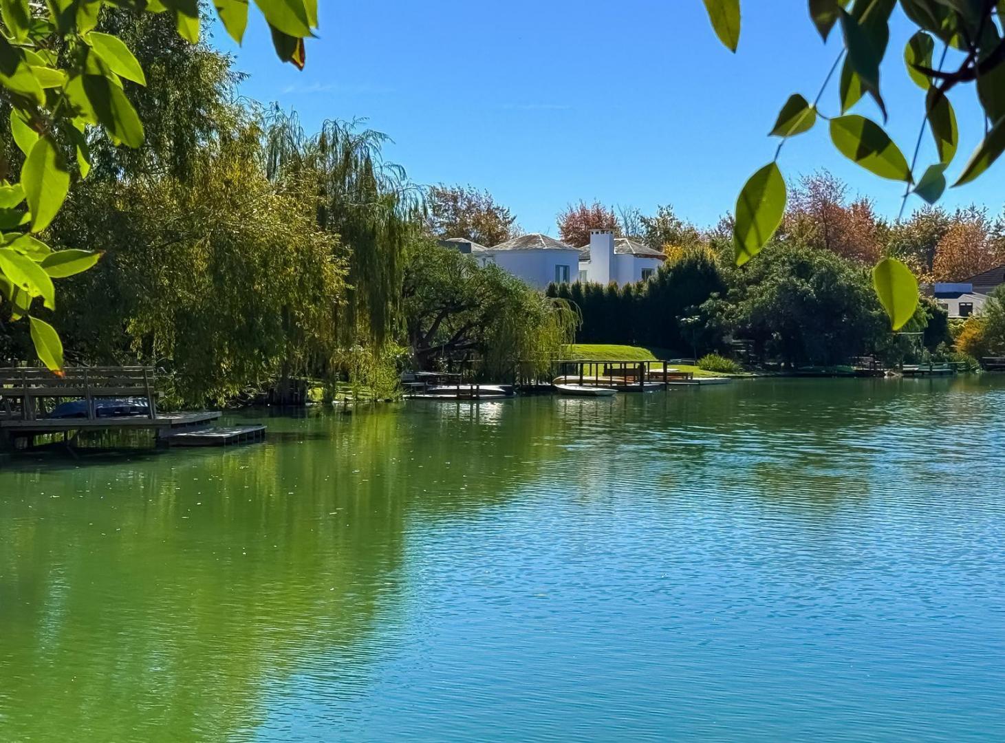 Estupenda Casa a La Laguna en Alquiler, 3 Plantas, Pileta y Cochera - Barrio Altamira, Tigre