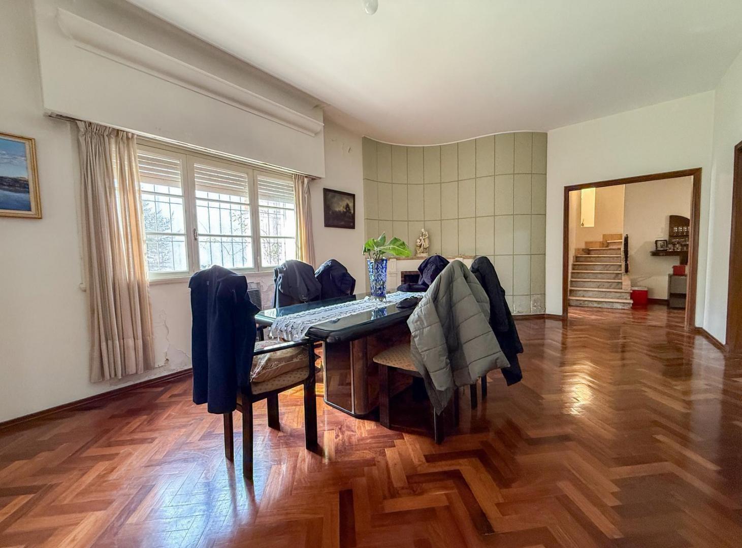 Foto de Casa en Venta a refaccionar, Con 5 Dormitorios y Jardín - La Lucila, imagen 4