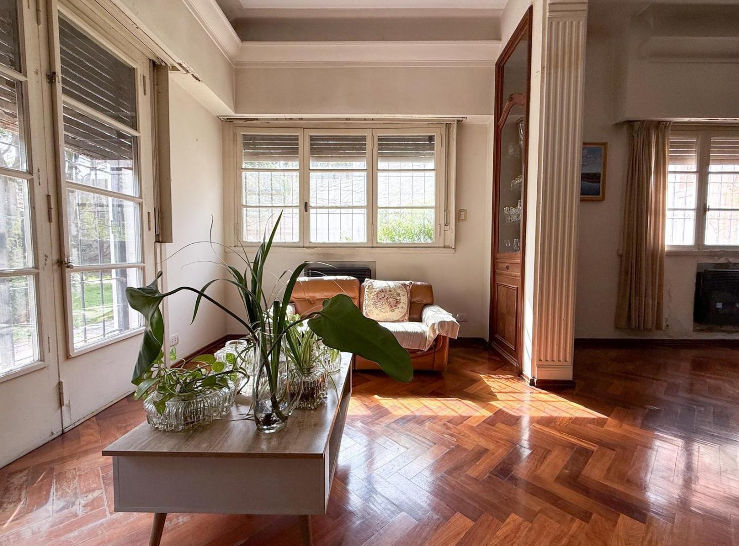 Foto de Casa en Venta a refaccionar, Con 5 Dormitorios y Jardín - La Lucila, imagen 3