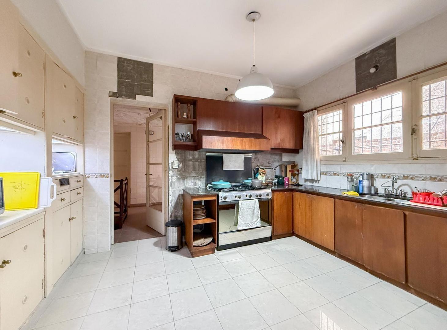 Foto de Casa en Venta a refaccionar, Con 5 Dormitorios y Jardín - La Lucila, imagen 5