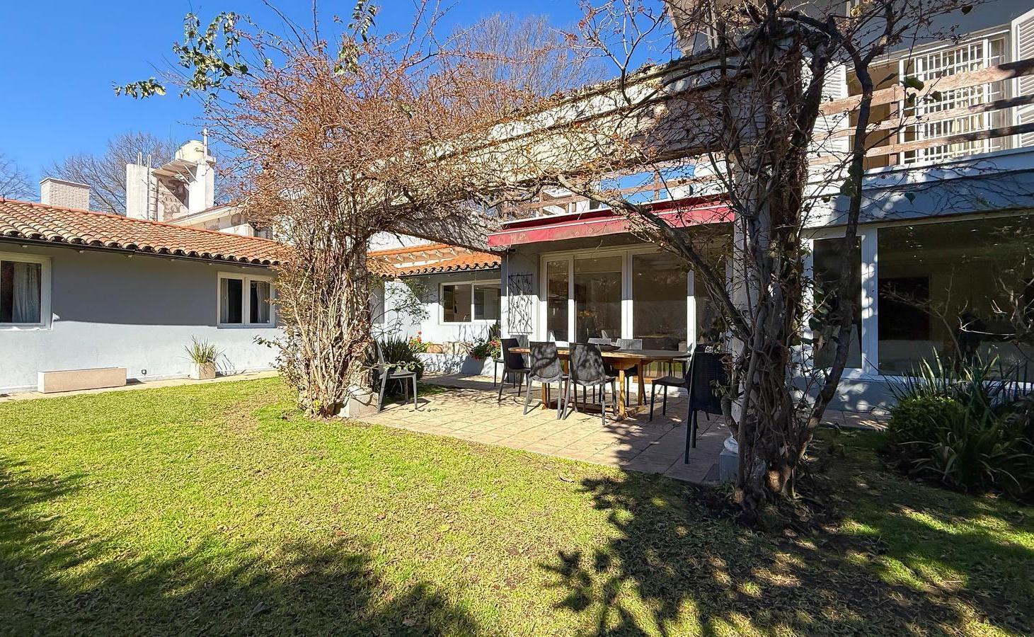 Foto de Casa en Venta Con 5 Dormitorios y Jardín - La Lucila, Vicente López, imagen 2