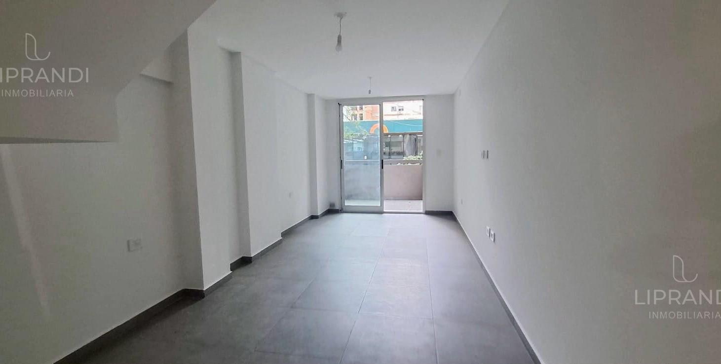 Foto de DUPLEX C/ TERRAZA PROPIA Y BALCON - MTRS PARQUE SARMIENTO - EXPENSAS, imagen 4