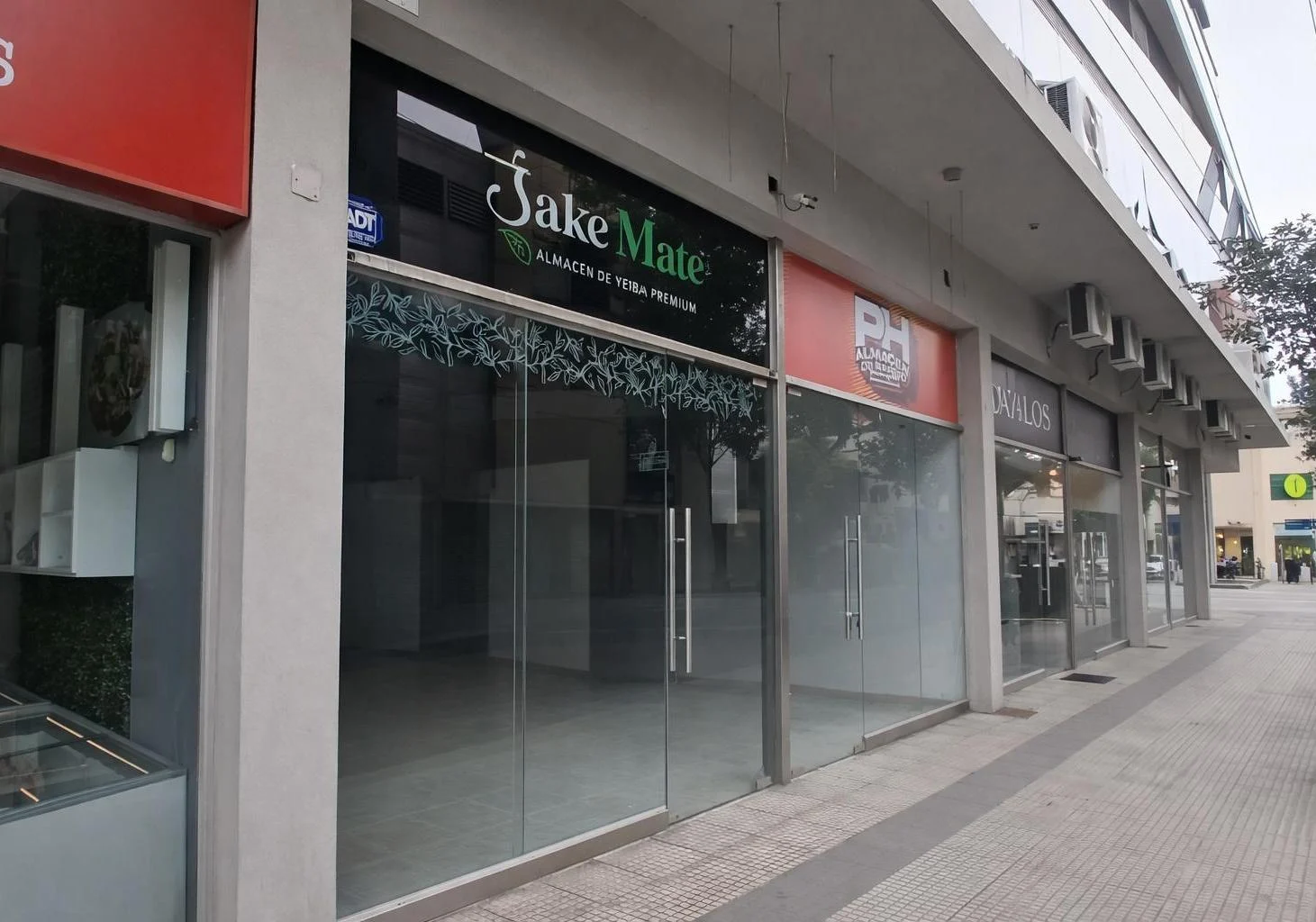 Local Premium en Esquina con Gran Vidriera y Entorno Comercial Consolidado