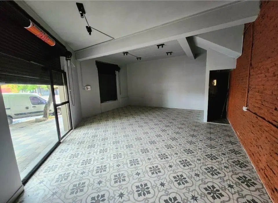 Esquina Comercial Estratégica en Av. Roca 2