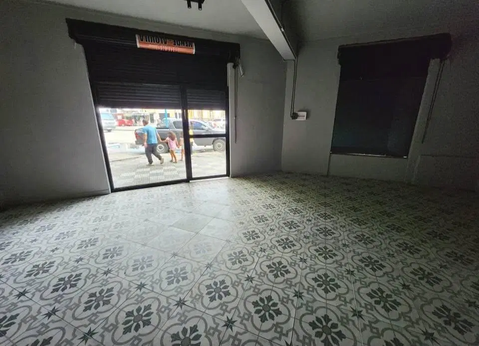 Esquina Comercial Estratégica en Av. Roca 4