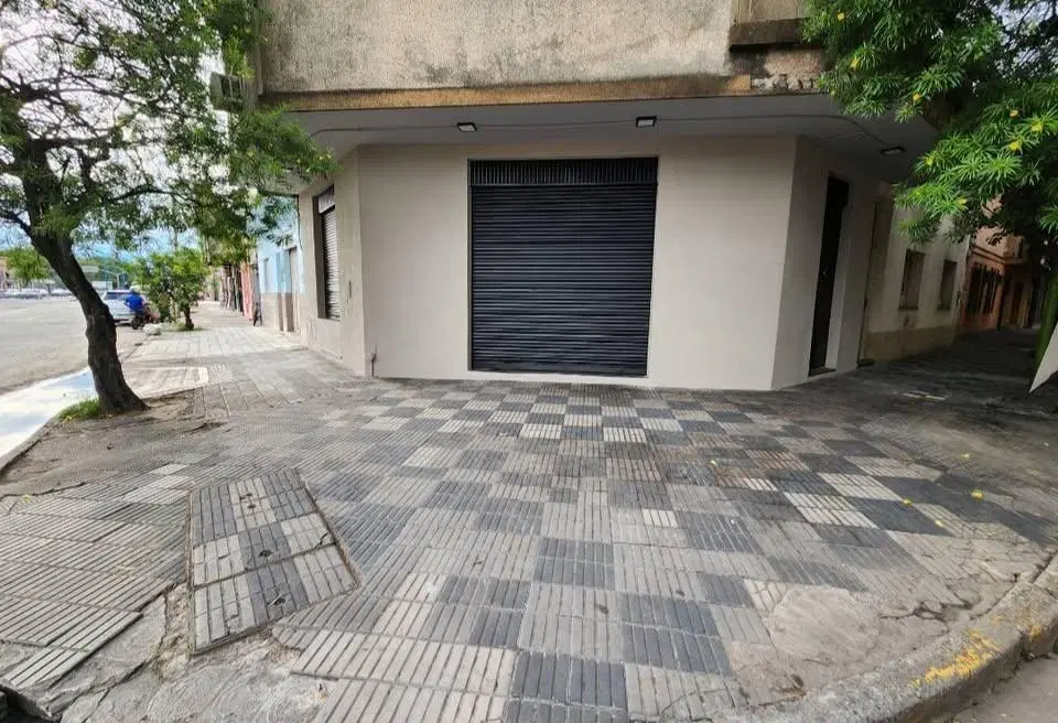 Esquina Comercial Estratégica en Av. Roca 5
