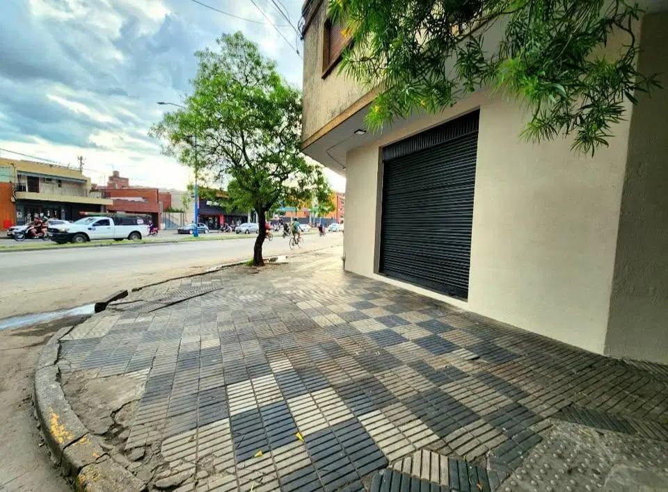 Esquina Comercial Estratégica en Av. Roca 3