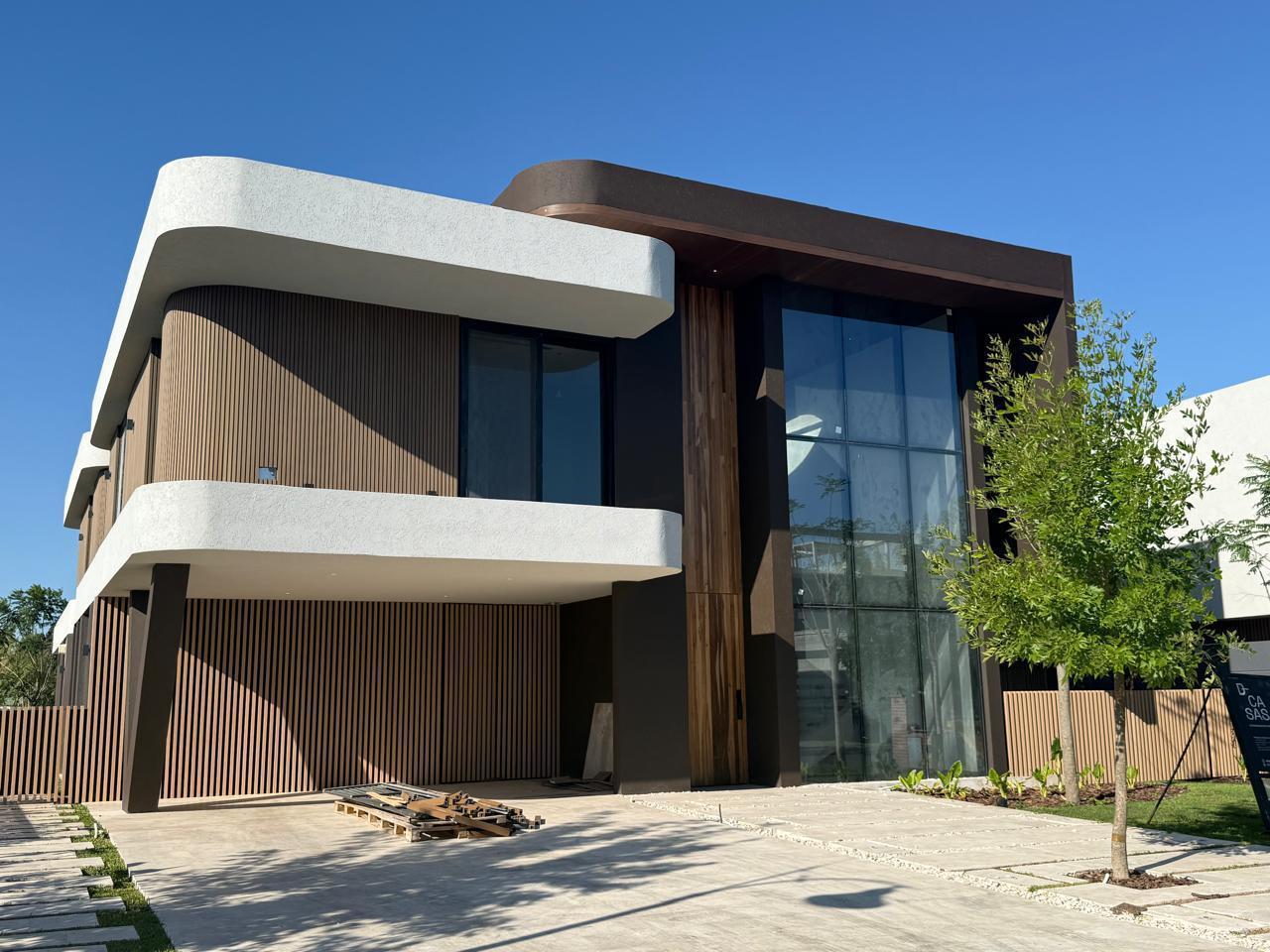 Casa en venta /alquiler al rio y muelle propio en barrio El Yacht, Nordelta, Tigre