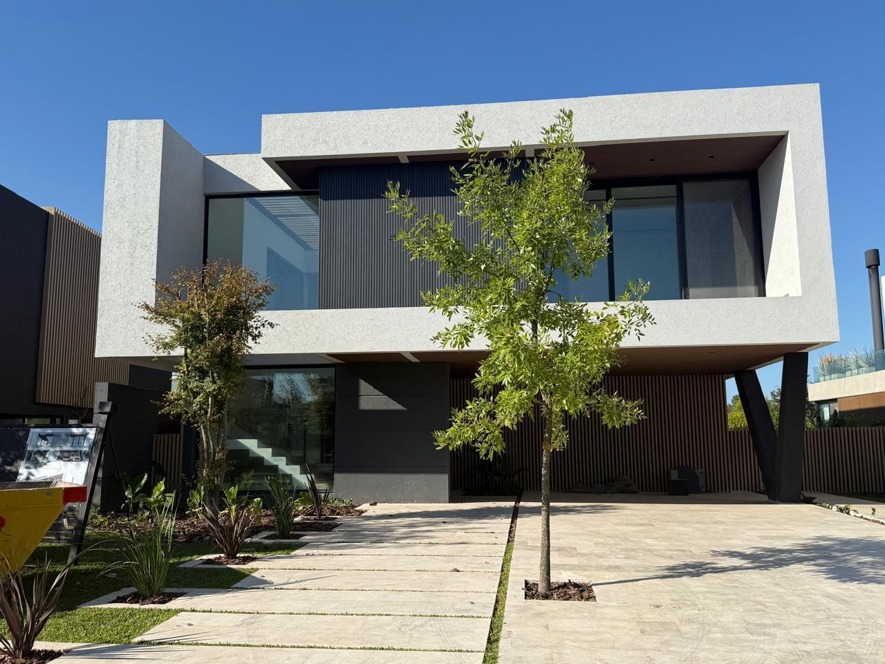 Casa al rio con muelle propio en venta/alquile en barrio El Yacht, Nordelta