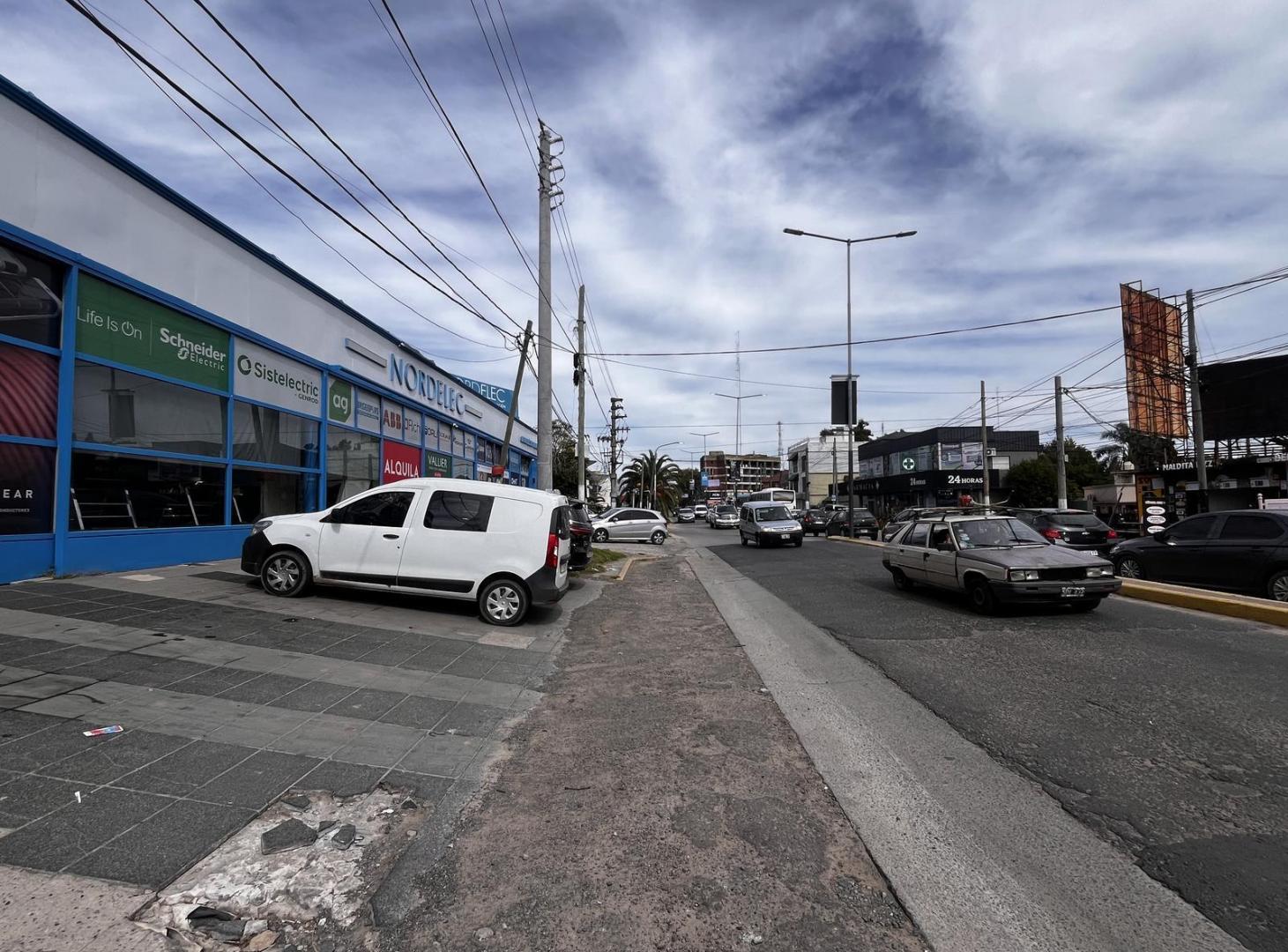 Importante Local en alquiler con gran frente sobre ruta 25 - Pilar