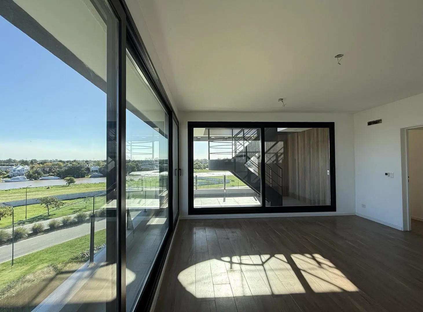 EN VENTA 4 Ambientes en esquina y en dúplex   dependencia en VILAGO, Puerto Escondido, Nordelta 2