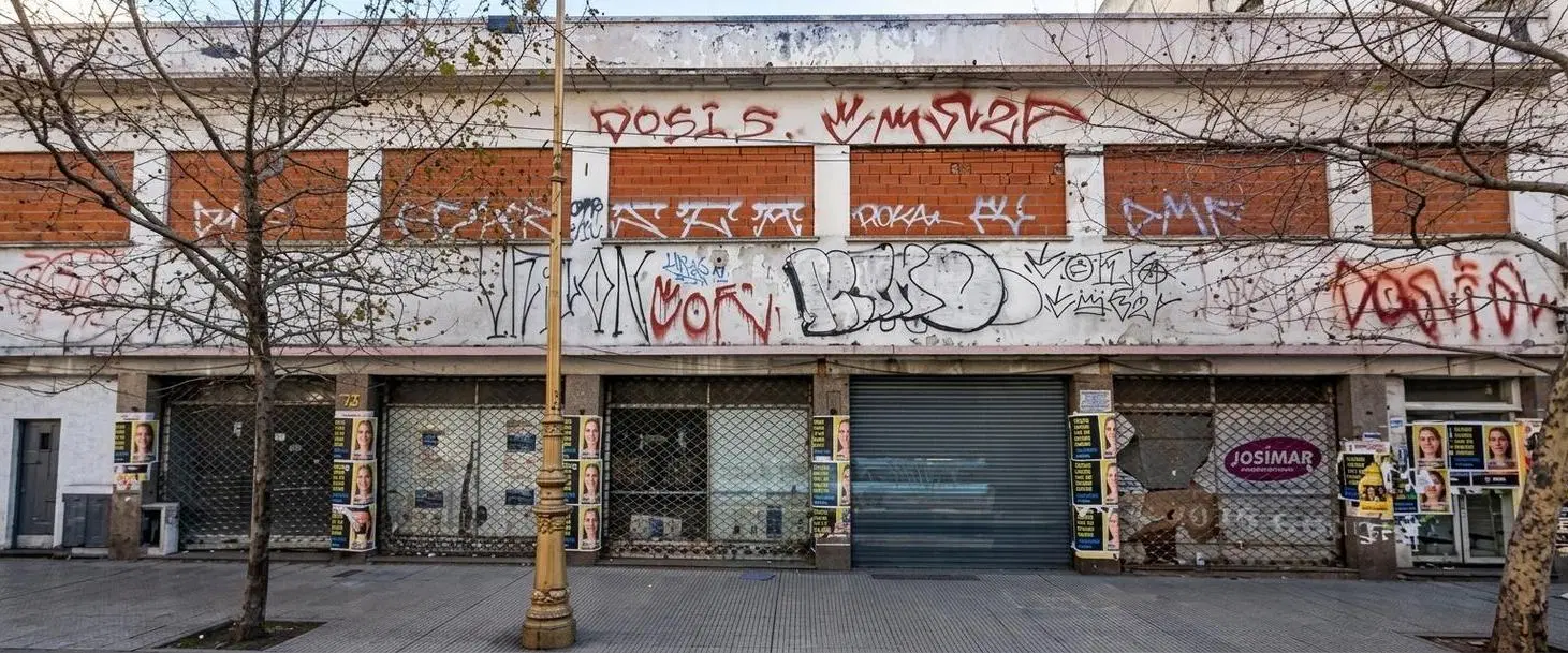 Av.  Montes de Oca al 1100 Terreno con salida a 2 calles, ideal emprendimiento!! 4